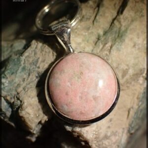 Thulite médaille petit animal